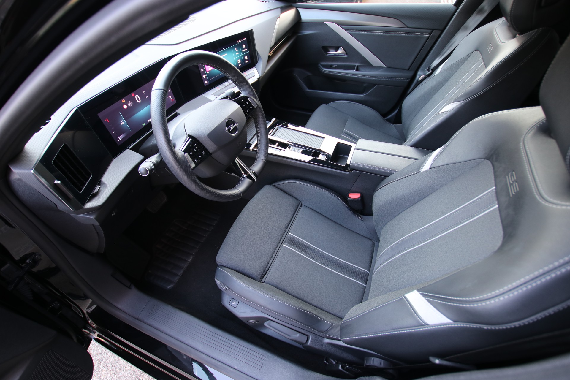 OPEL Astra Sports Tourer 1.2i Turbo GS A-image-11