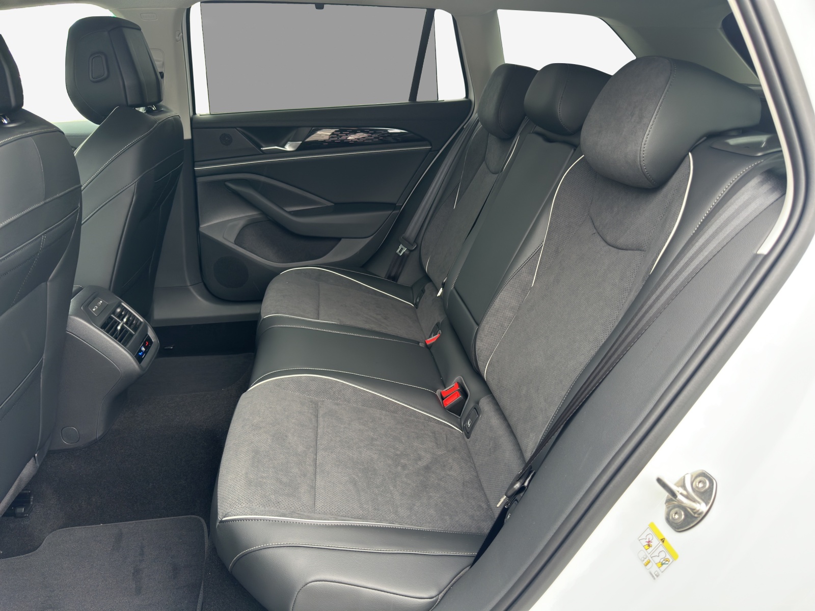 VW Passat Variant 2.0 TDI evo Business DSG-image-11