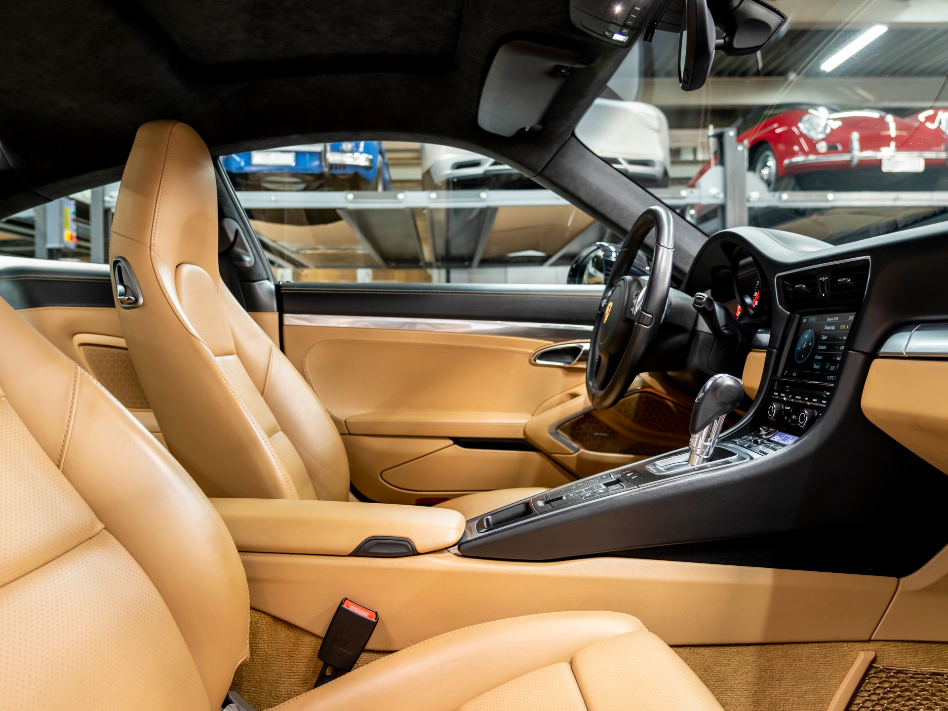PORSCHE 911 Carrera 4-image-23