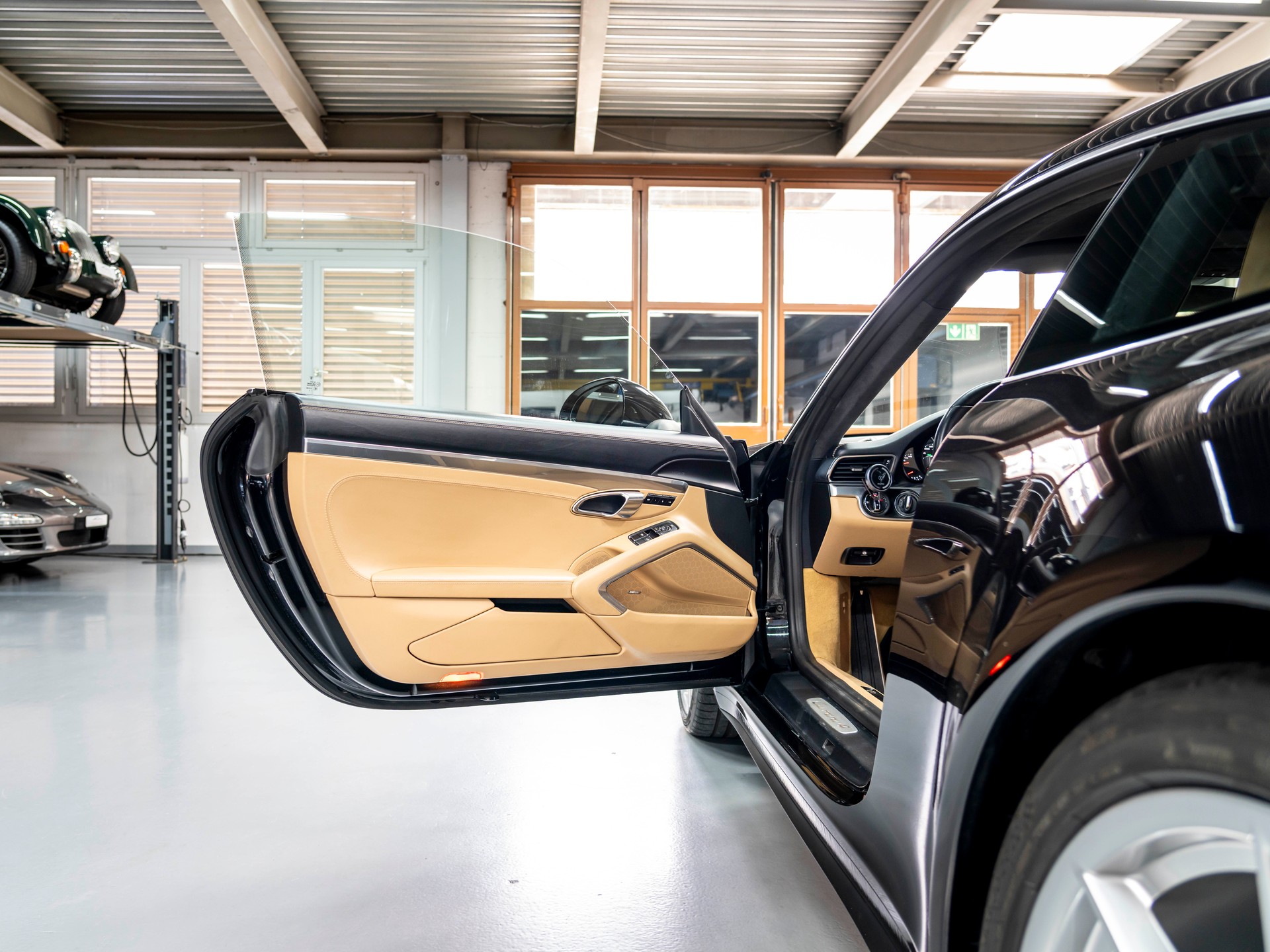 PORSCHE 911 Carrera 4-image-21