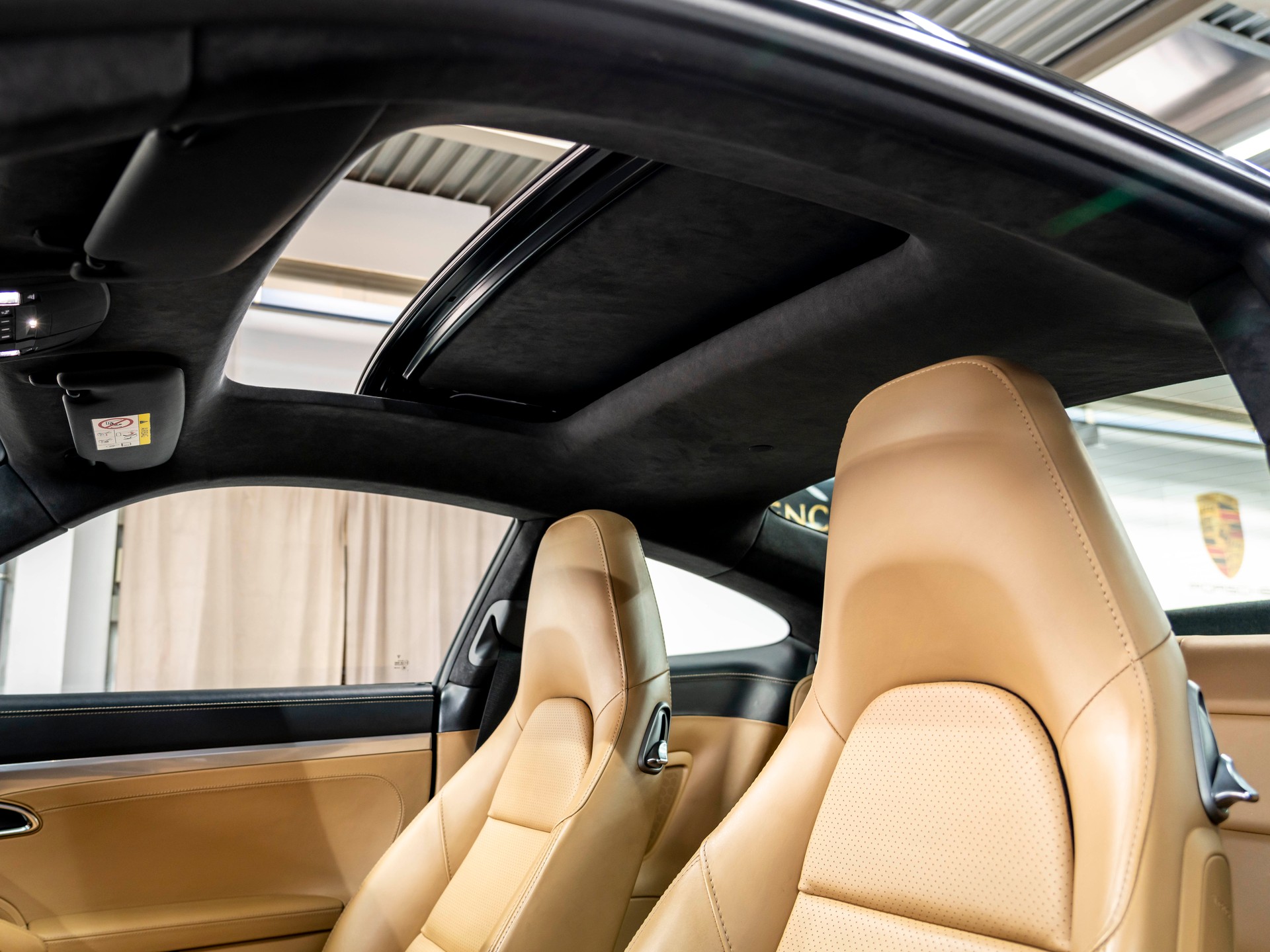 PORSCHE 911 Carrera 4-image-30