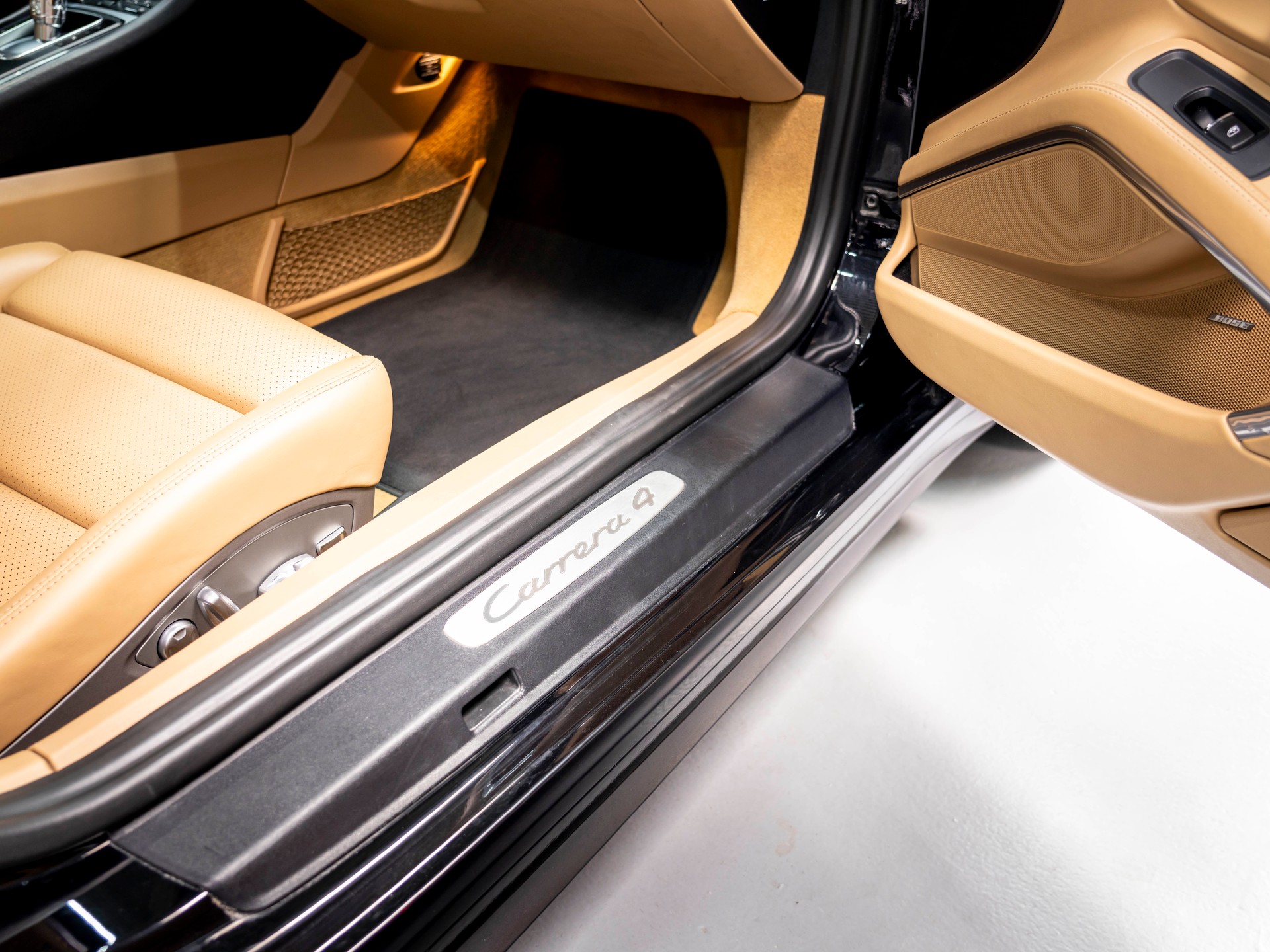 PORSCHE 911 Carrera 4-image-26