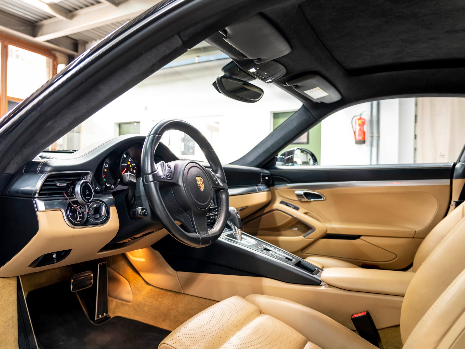 PORSCHE 911 Carrera 4-image-14