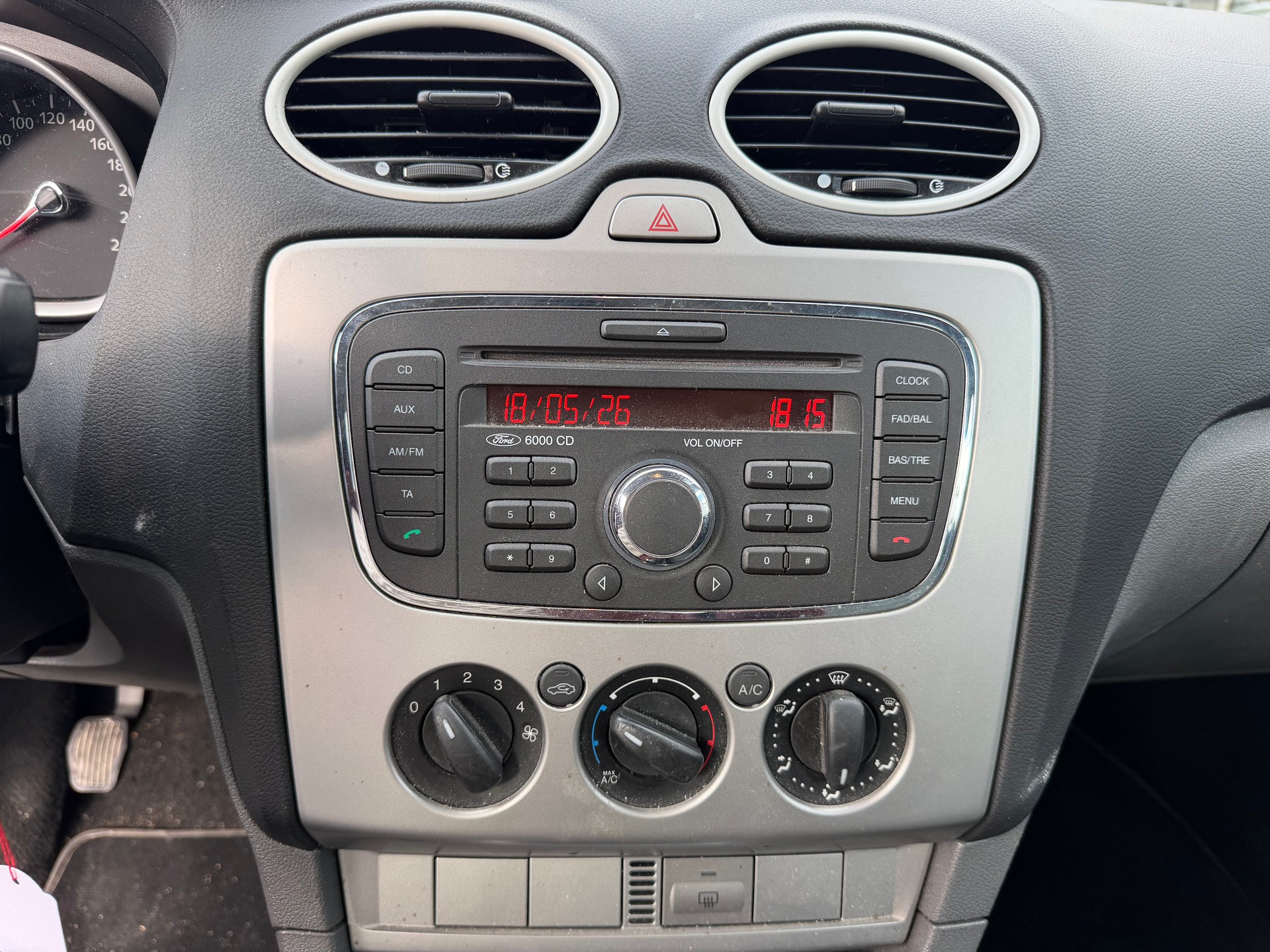 FORD Focus 1.6i Ambiente-image-12