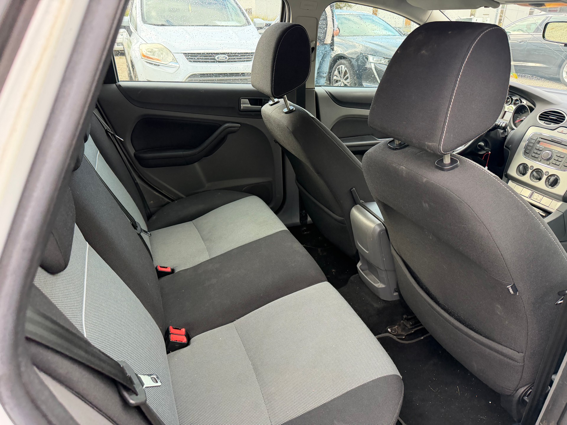 FORD Focus 1.6i Ambiente-image-10