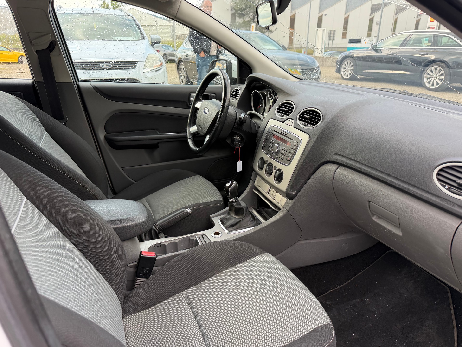 FORD Focus 1.6i Ambiente-image-8