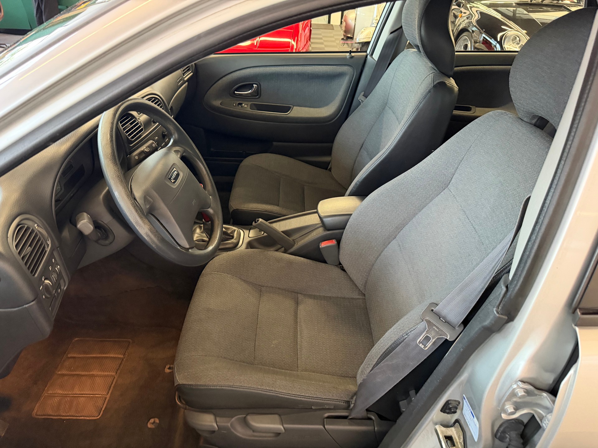 VOLVO V40 2.0T-image-16