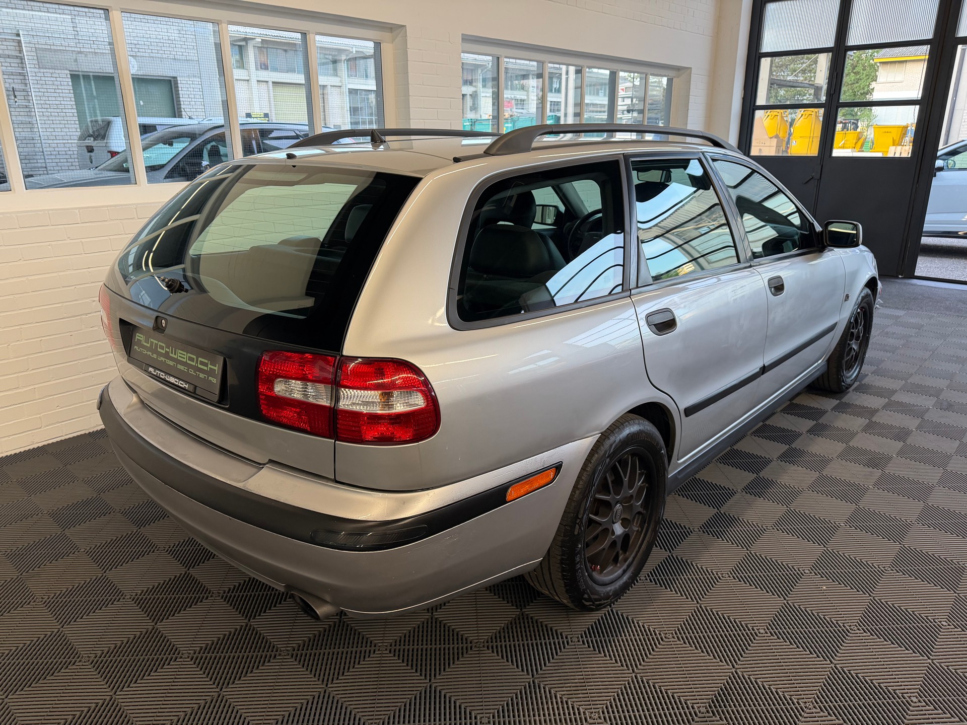 VOLVO V40 2.0T-showroom-element-2