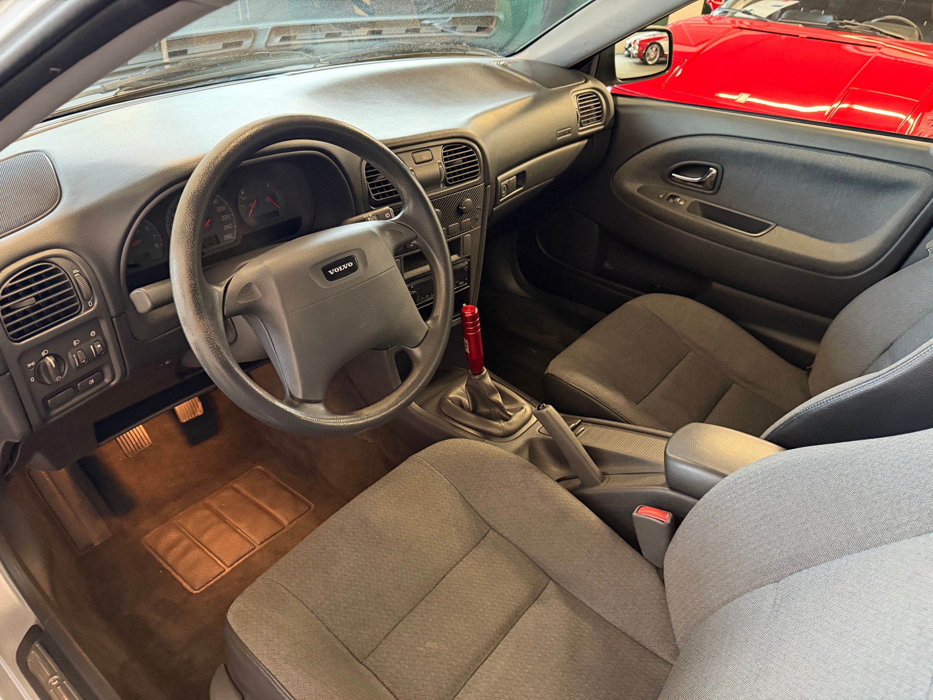 VOLVO V40 2.0T-image-17