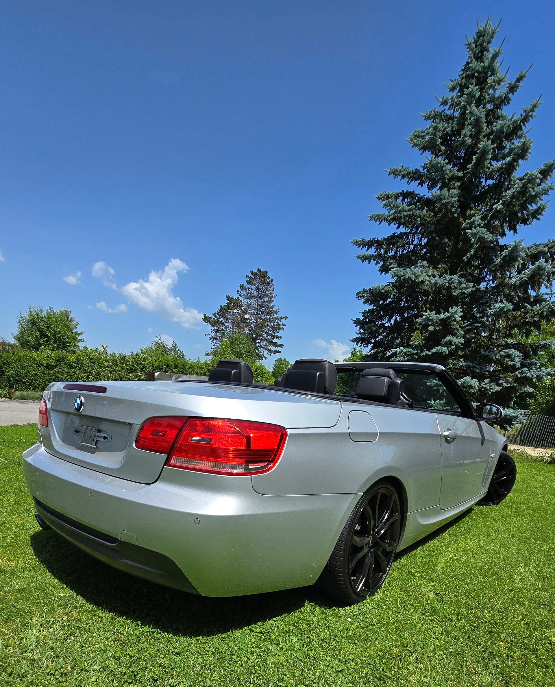 BMW 330i-image-5