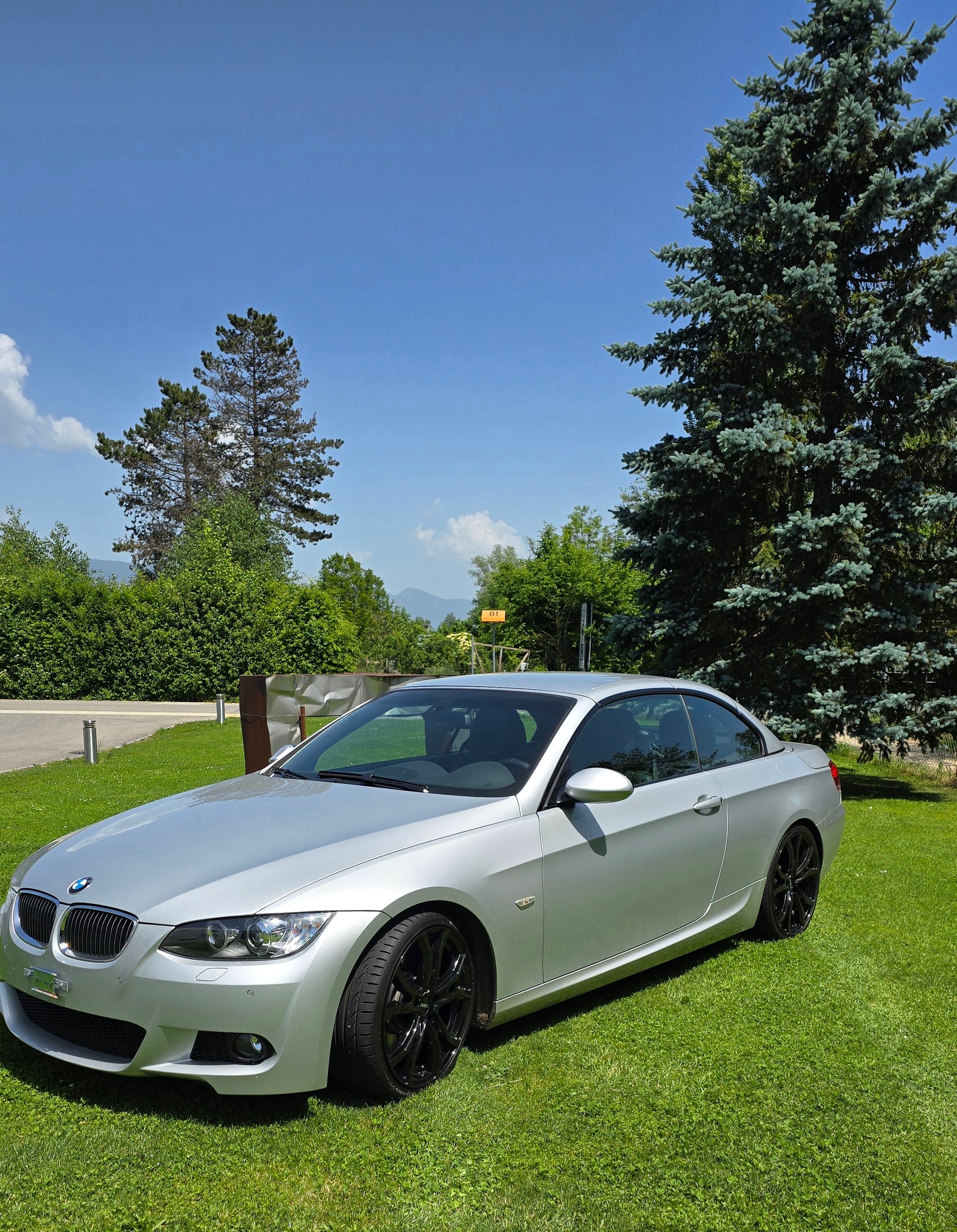 BMW 330i-image-1