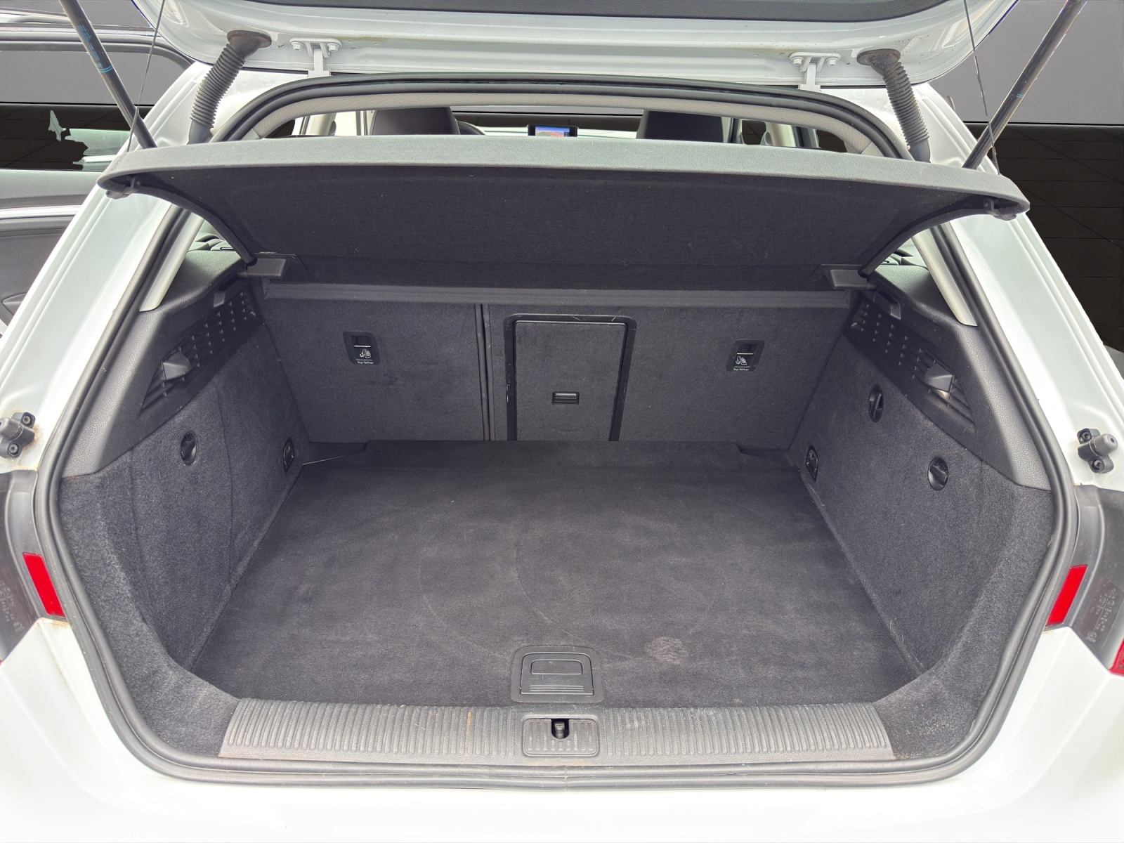 AUDI A3 Sportback 1.4 TFSI Ambition-image-18