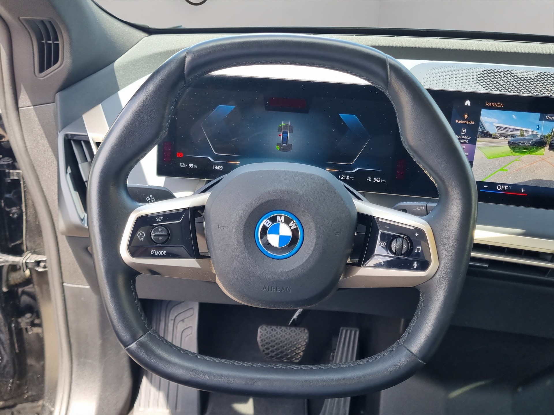 BMW iX xDrive40-image-14