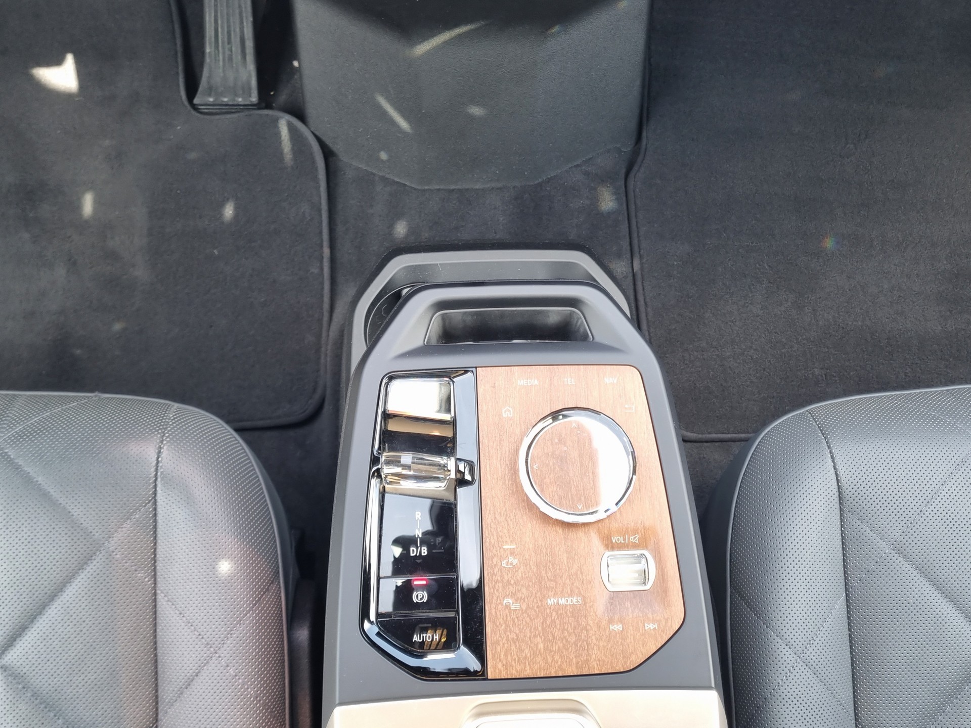 BMW iX xDrive40-image-17
