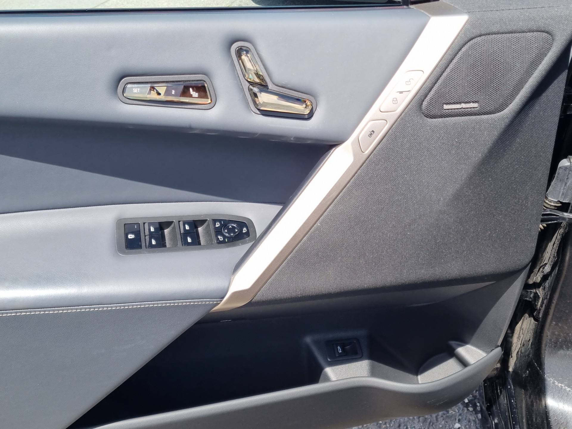BMW iX xDrive40-image-12