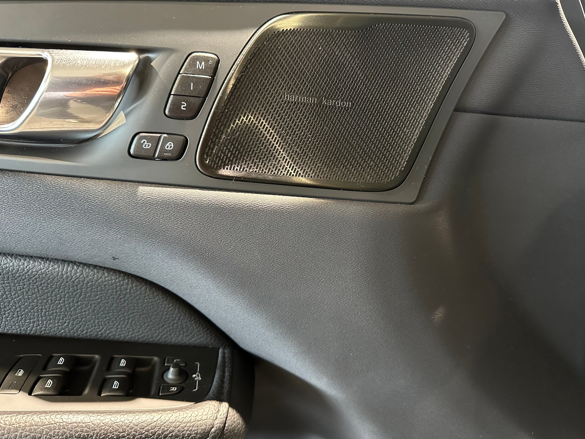 VOLVO XC60 T8 eAWD Inscription-image-11