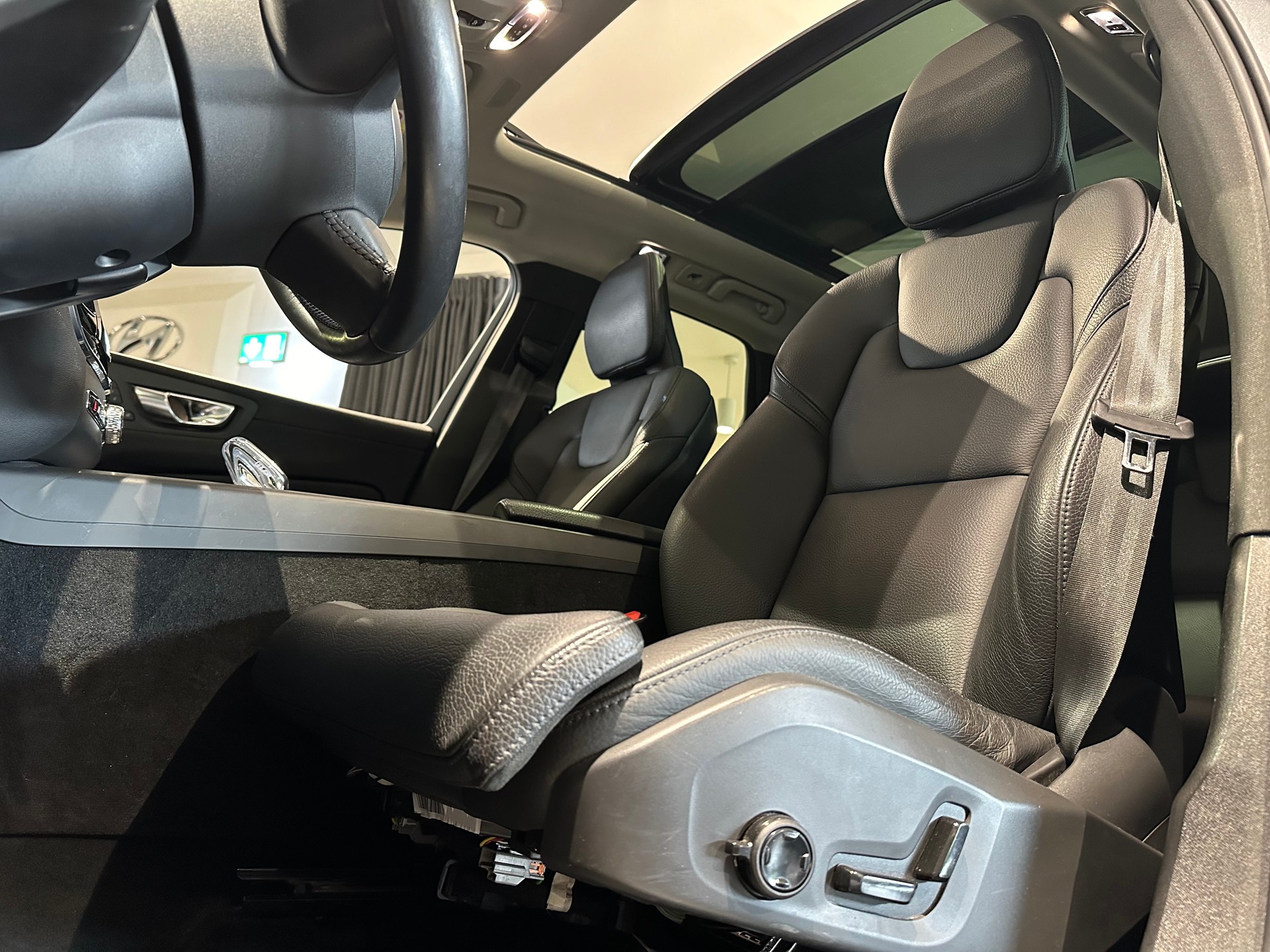VOLVO XC60 T8 eAWD Inscription-image-9