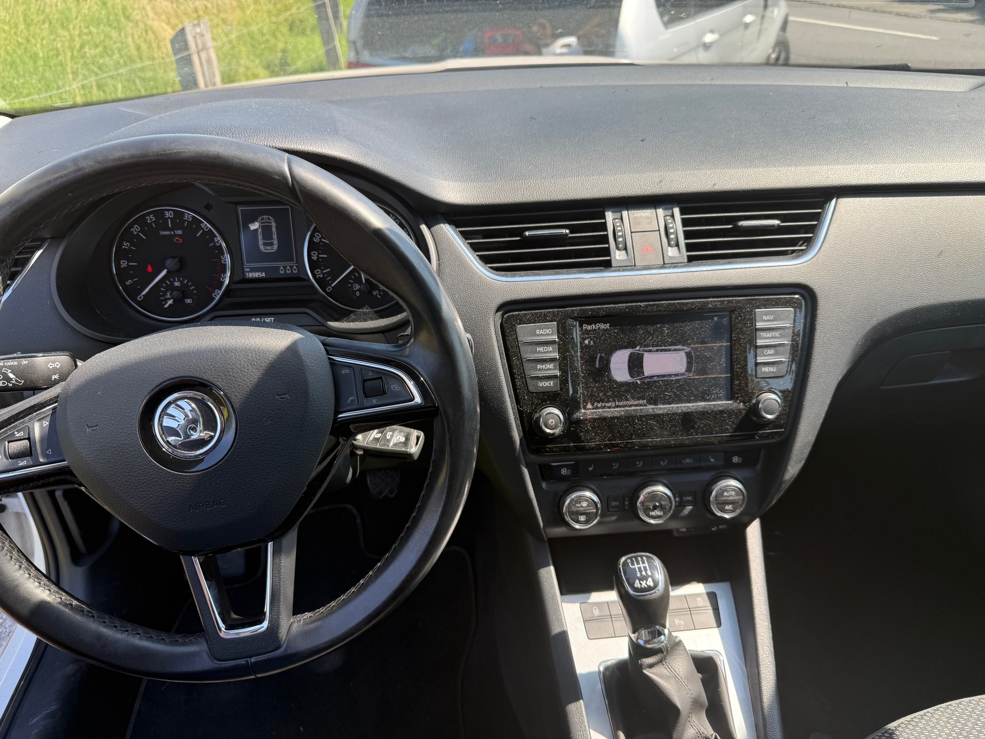 SKODA Octavia Combi 1.6 TDI Style 4x4-image-12