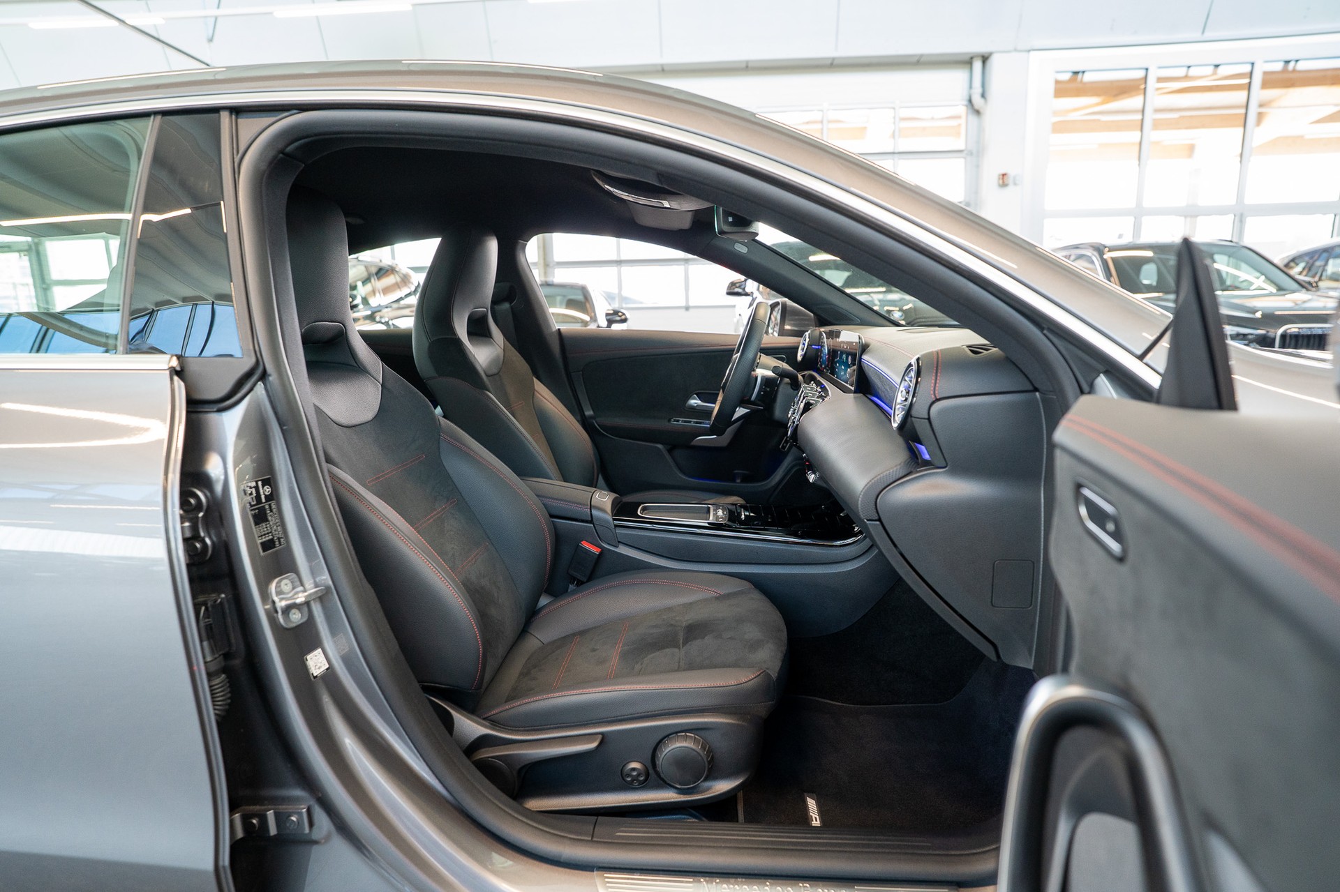 MERCEDES-BENZ CLA 200 AMG Line / Rückfahrkamera / Ambientebeleuchtung / Navi-image-14