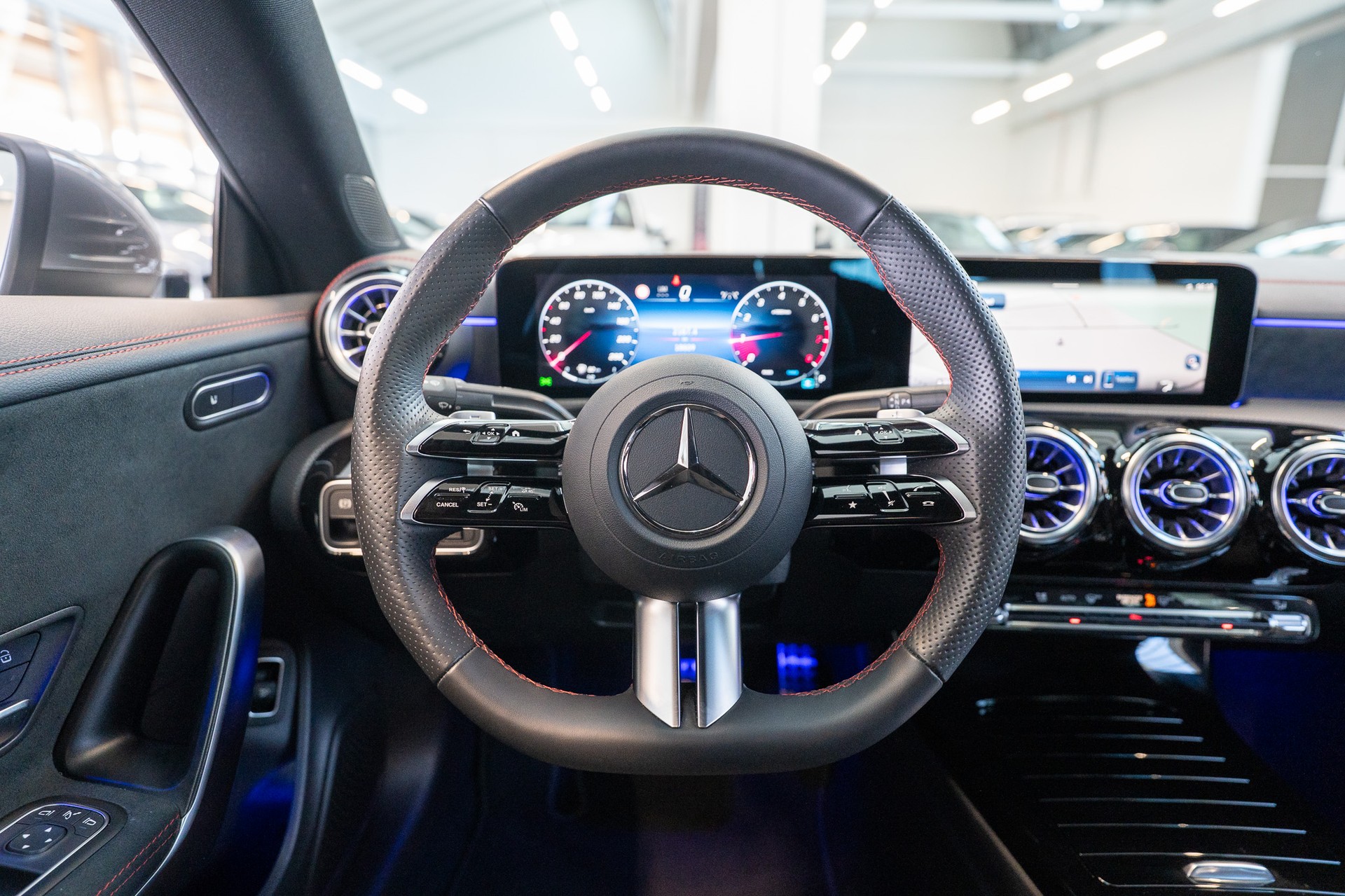MERCEDES-BENZ CLA 200 AMG Line / Rückfahrkamera / Ambientebeleuchtung / Navi-image-17