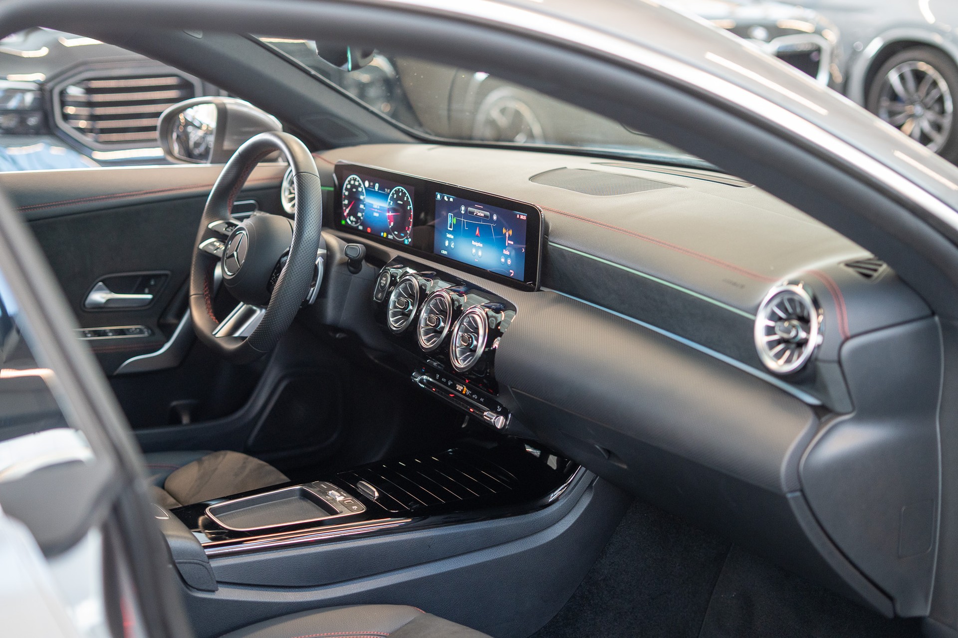 MERCEDES-BENZ CLA 200 AMG Line / Rückfahrkamera / Ambientebeleuchtung / Navi-image-15