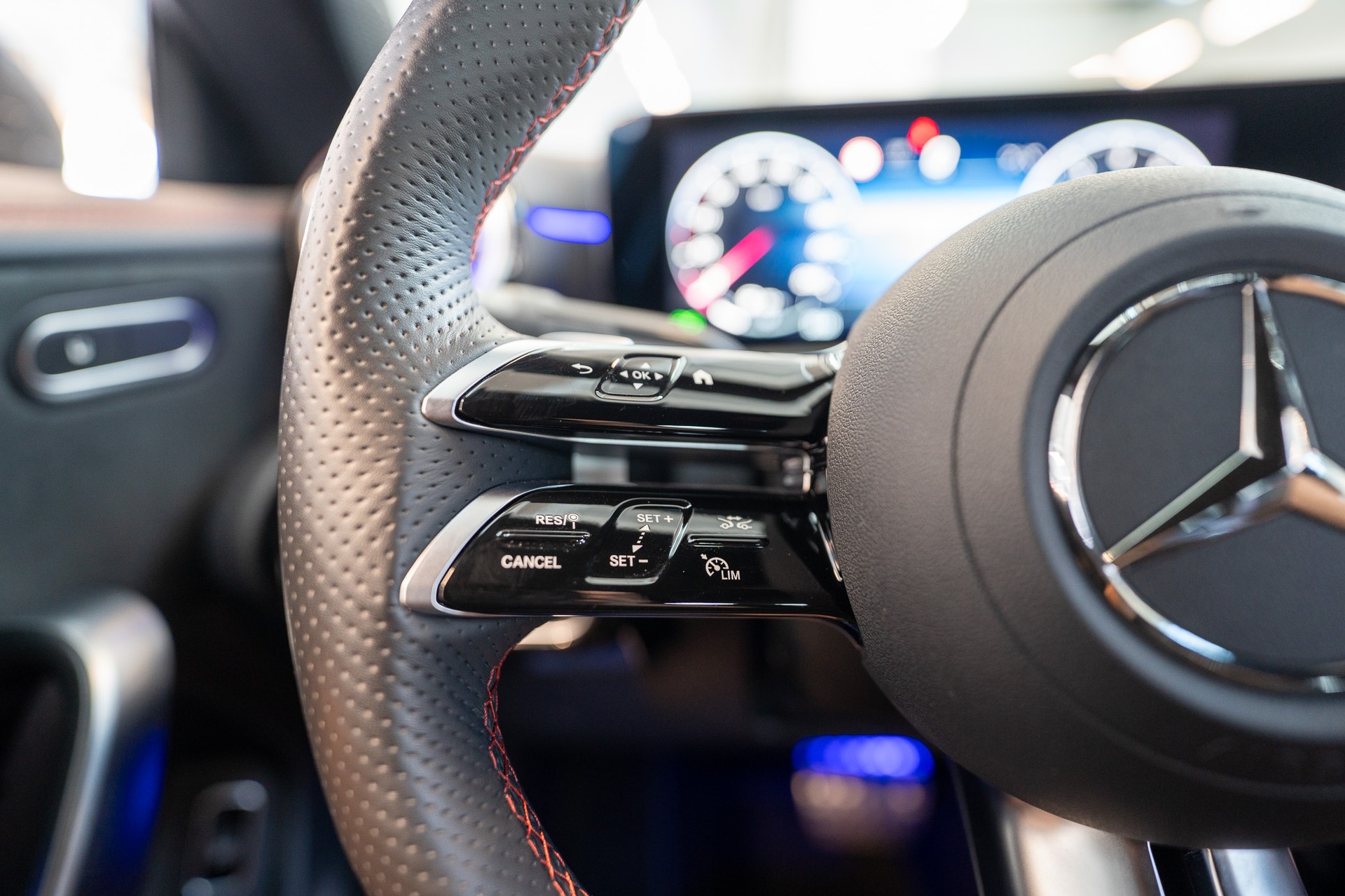 MERCEDES-BENZ CLA 200 AMG Line / Rückfahrkamera / Ambientebeleuchtung / Navi-image-18