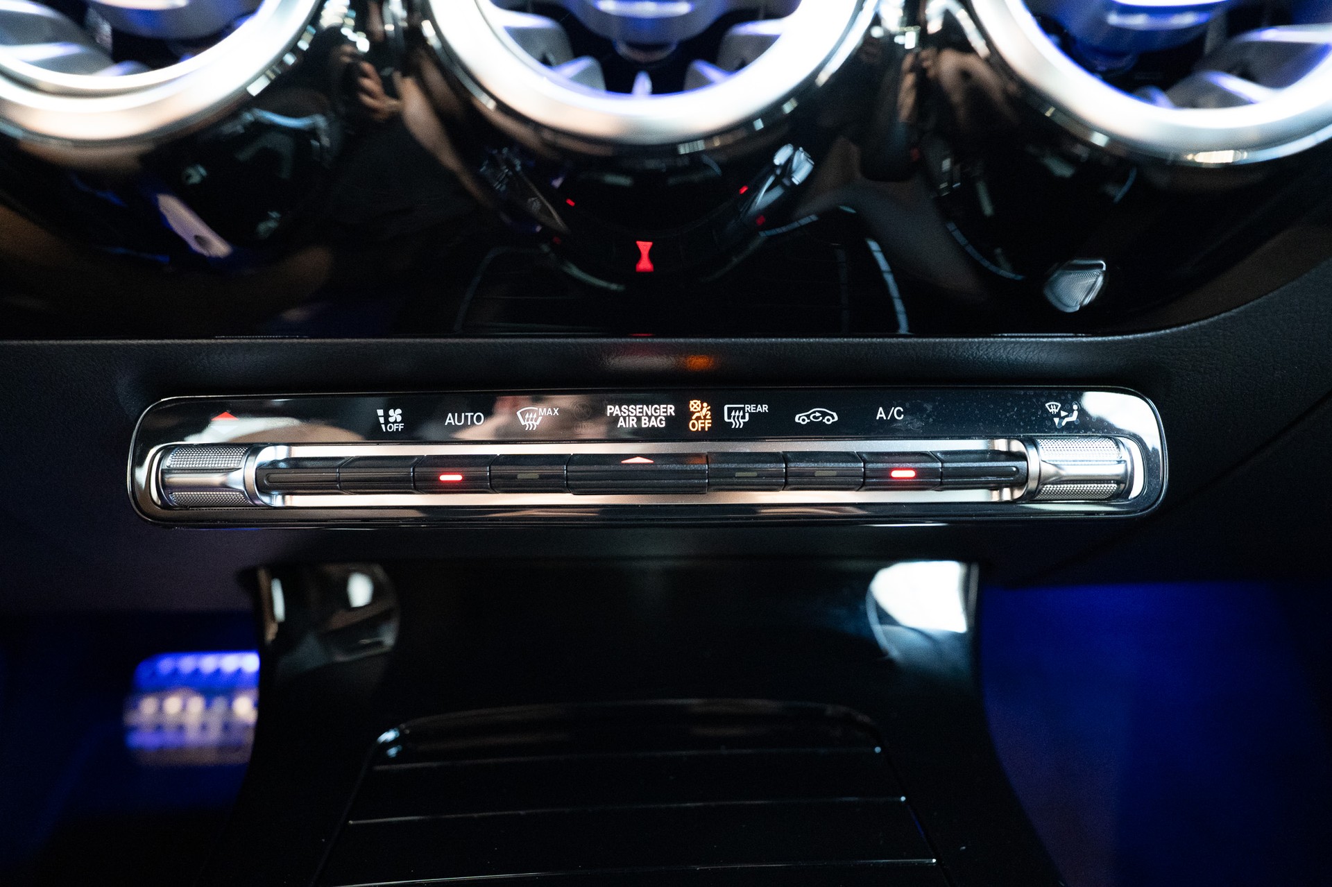 MERCEDES-BENZ CLA 200 AMG Line / Rückfahrkamera / Ambientebeleuchtung / Navi-image-22