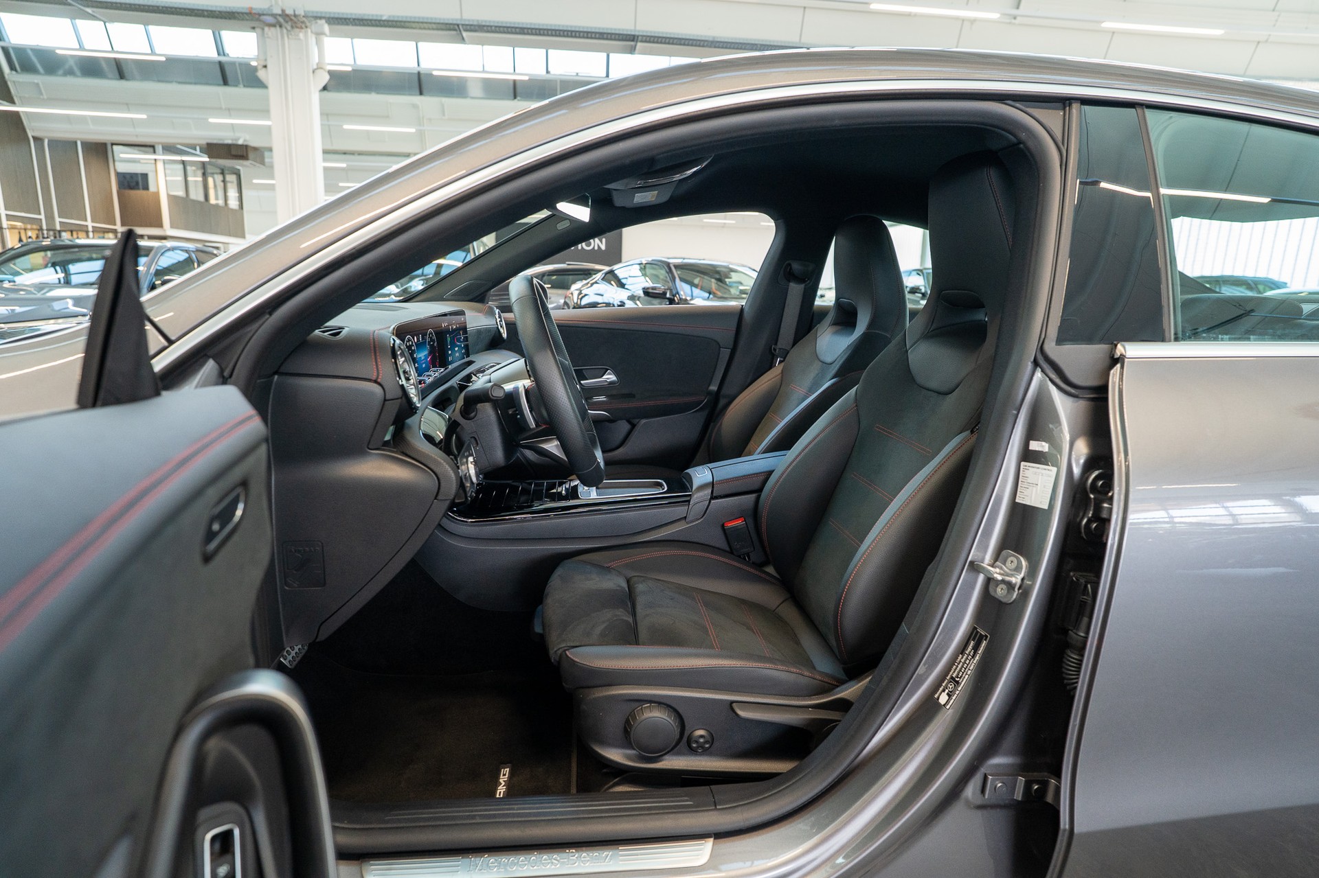 MERCEDES-BENZ CLA 200 AMG Line / Rückfahrkamera / Ambientebeleuchtung / Navi-image-8
