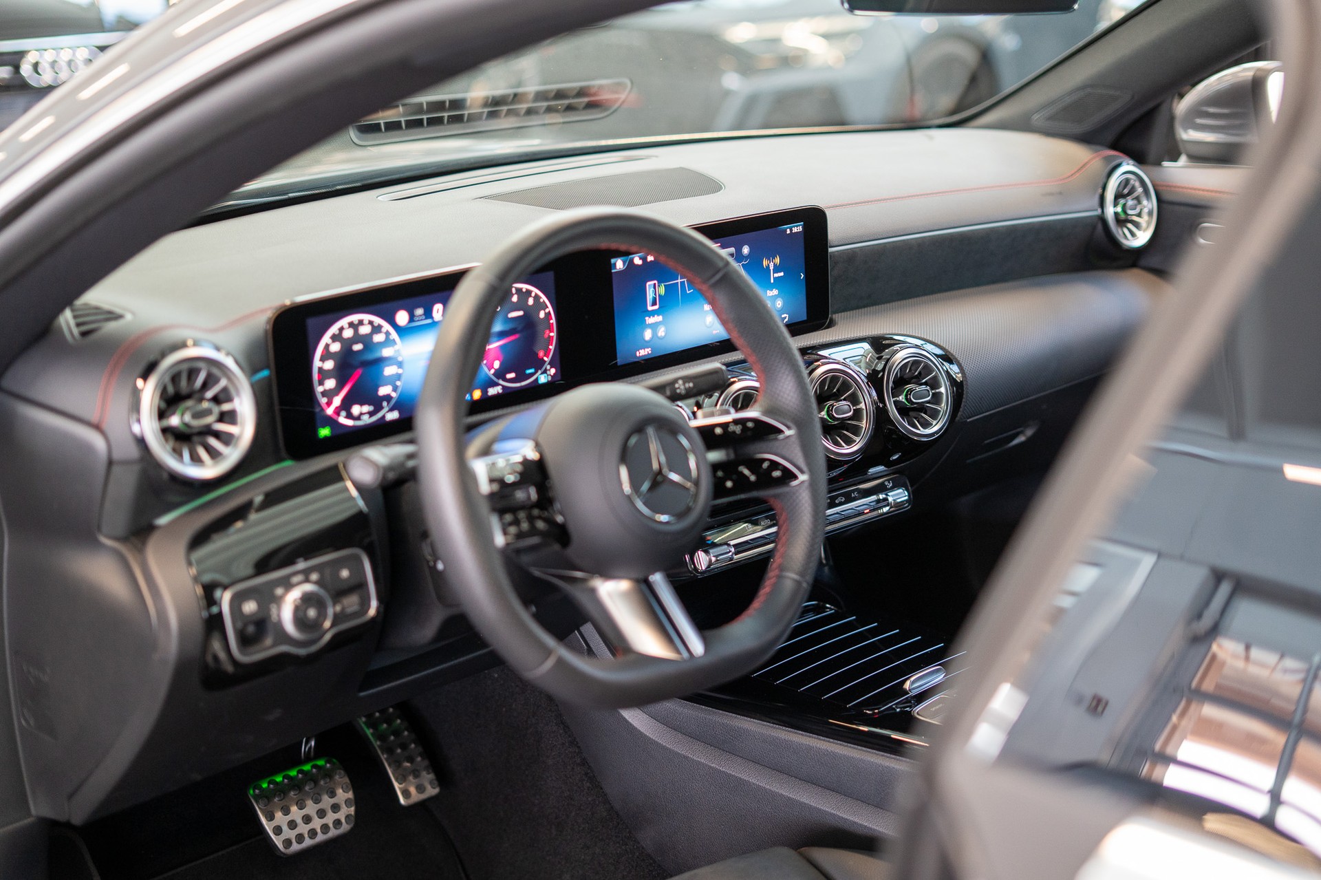 MERCEDES-BENZ CLA 200 AMG Line / Rückfahrkamera / Ambientebeleuchtung / Navi-image-9