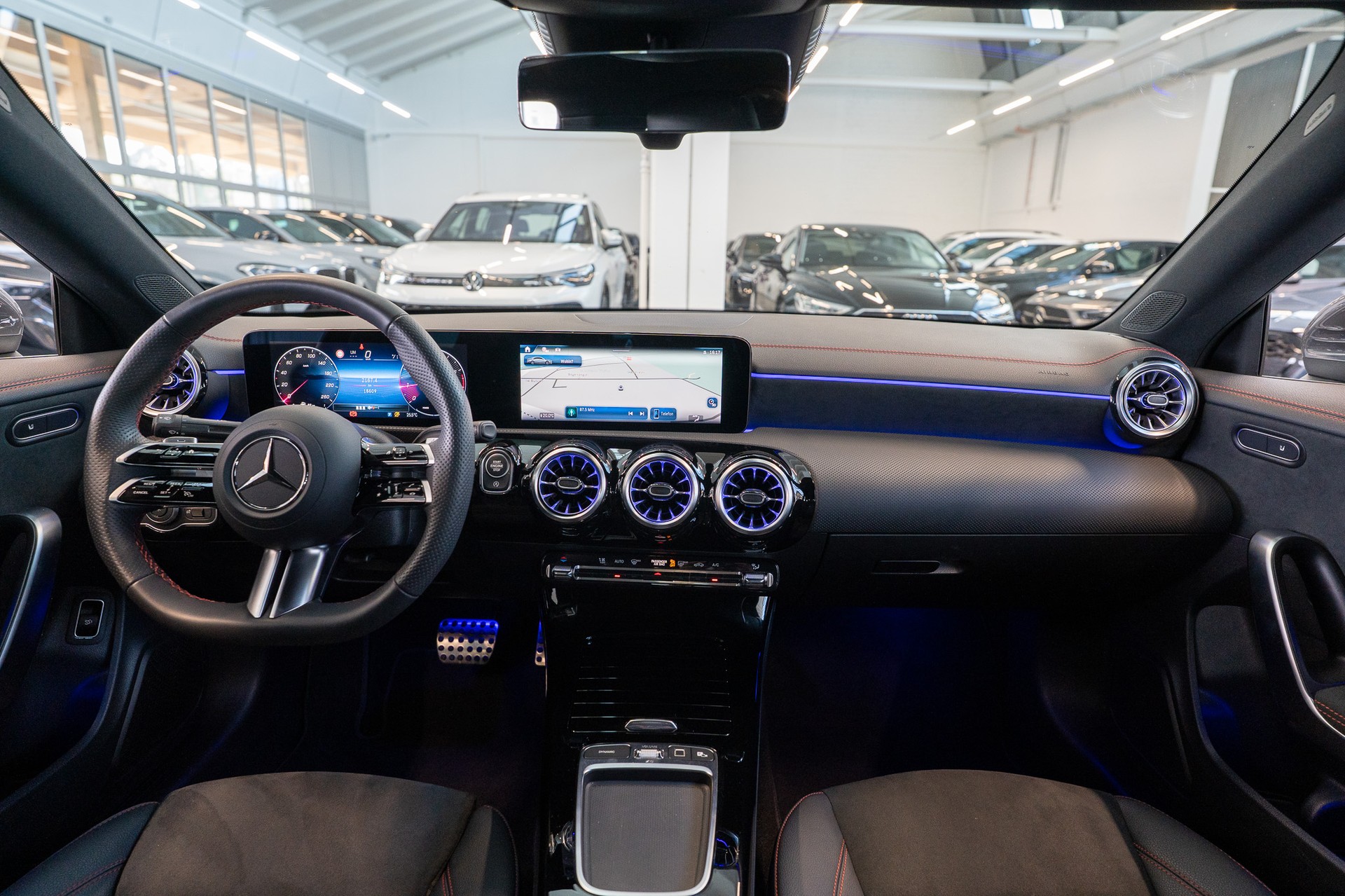 MERCEDES-BENZ CLA 200 AMG Line / Rückfahrkamera / Ambientebeleuchtung / Navi-image-16