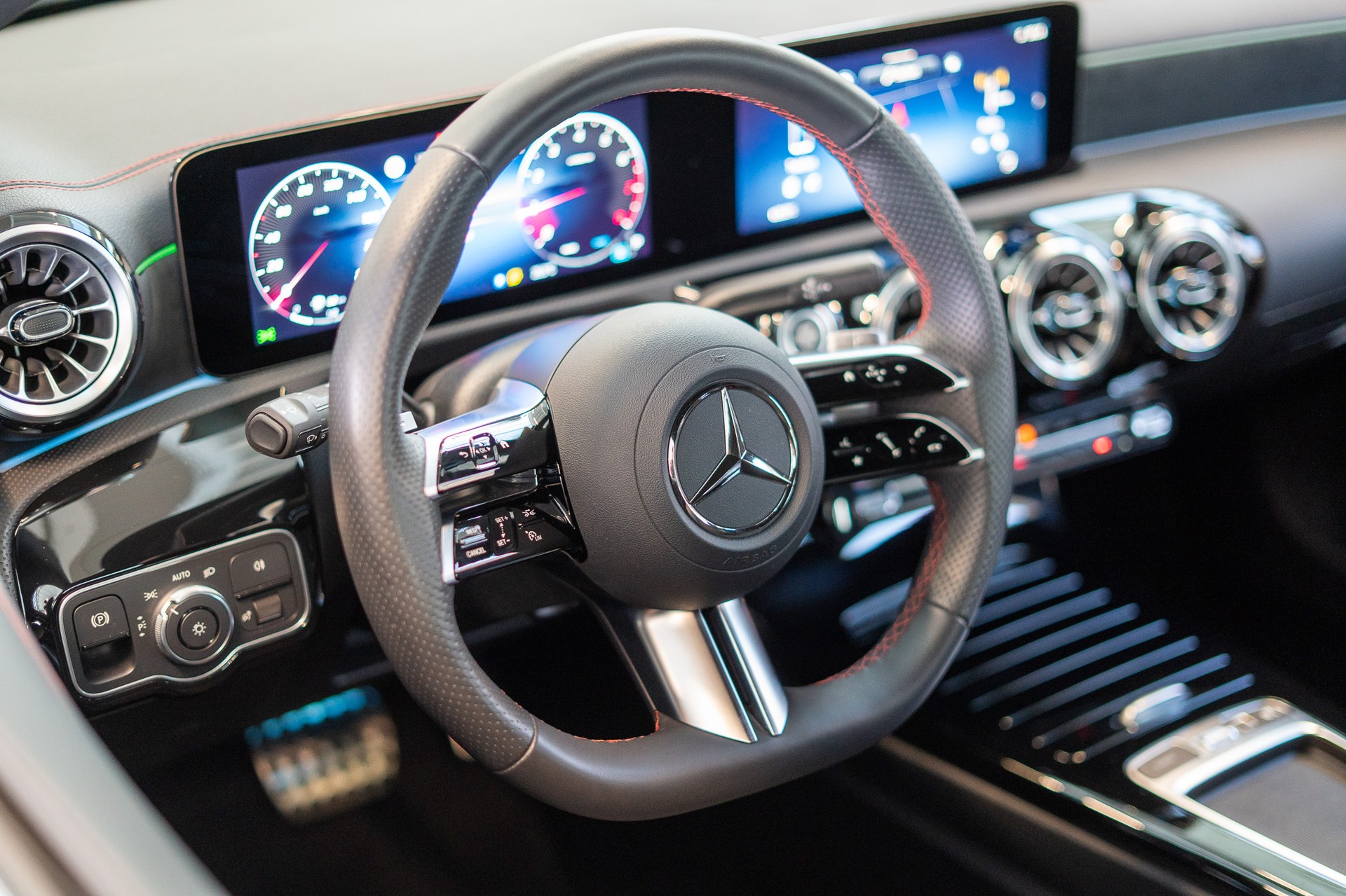 MERCEDES-BENZ CLA 200 AMG Line / Rückfahrkamera / Ambientebeleuchtung / Navi-image-10