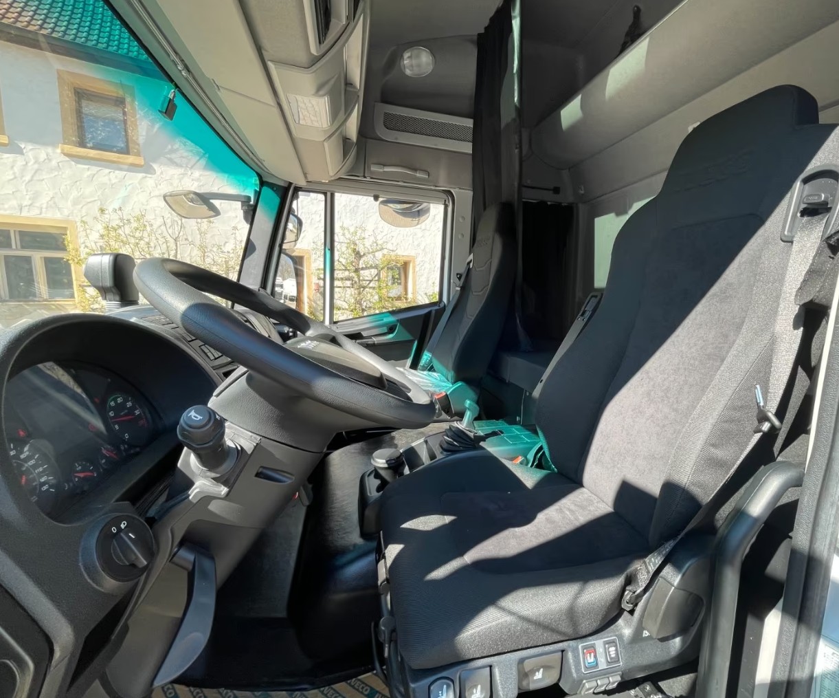 IVECO Eurocargo ML80E21 Schiebeplane mit Ladebordwand-image-9