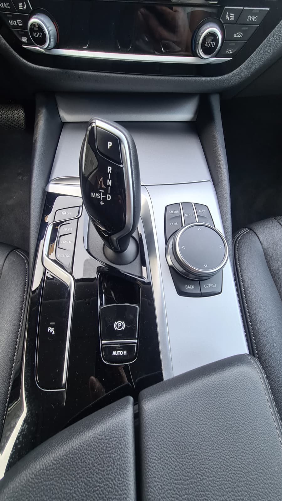 BMW 520d xDrive 48V Touring Steptronic ** Leder ** Gr.Navi ** Parkhilfe v+h ** RF-Kamera 360° **-image-12