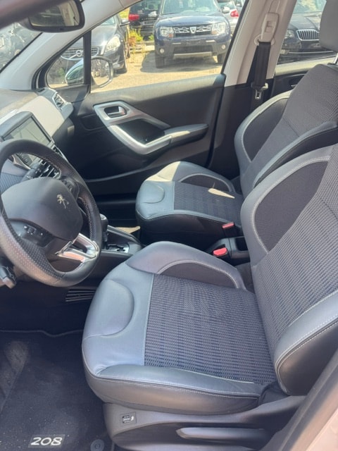 PEUGEOT 208 1.2 PureTech Allure EAT6-image-4