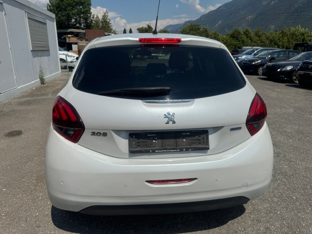 PEUGEOT 208 1.2 PureTech Allure EAT6-image-8
