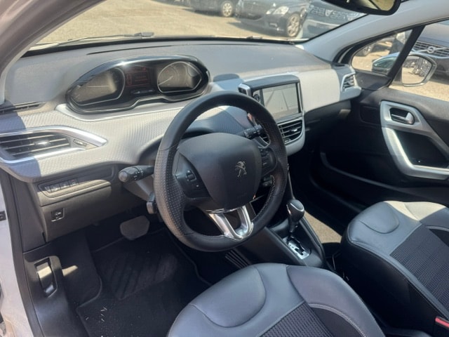 PEUGEOT 208 1.2 PureTech Allure EAT6-image-3