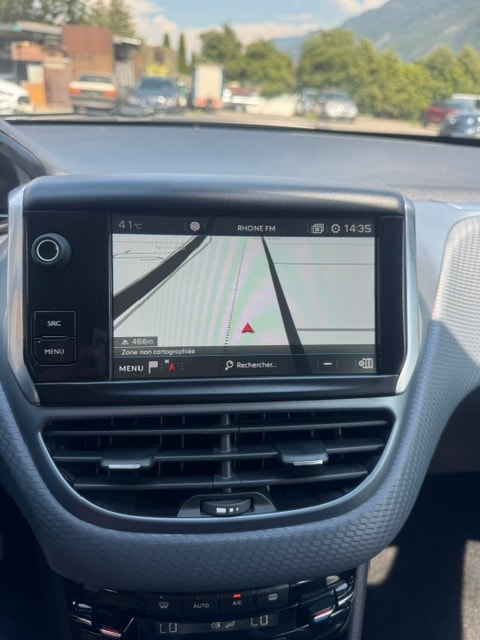 PEUGEOT 208 1.2 PureTech Allure EAT6-image-2