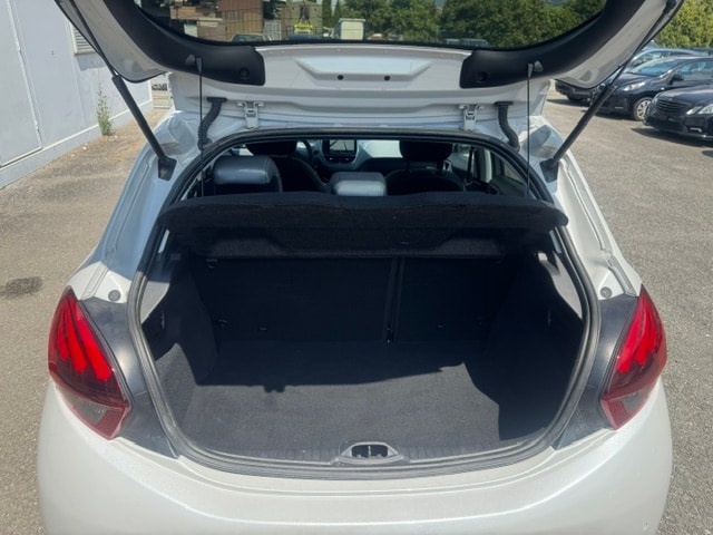 PEUGEOT 208 1.2 PureTech Allure EAT6-image-9
