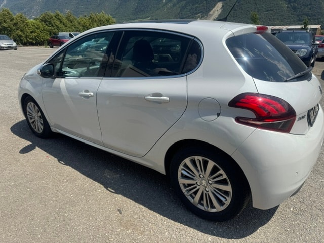 PEUGEOT 208 1.2 PureTech Allure EAT6-image-7