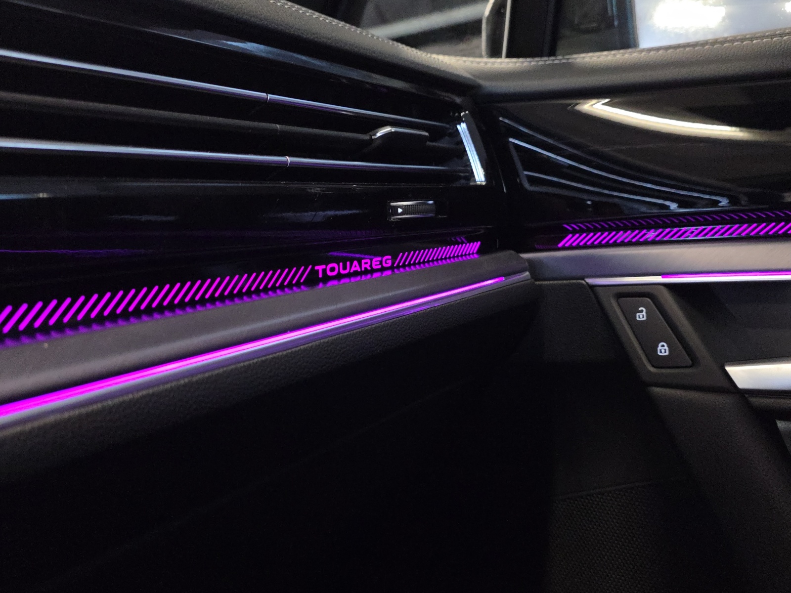 VW Touareg 3.0 TSI eHybrid R Tiptronic-image-12