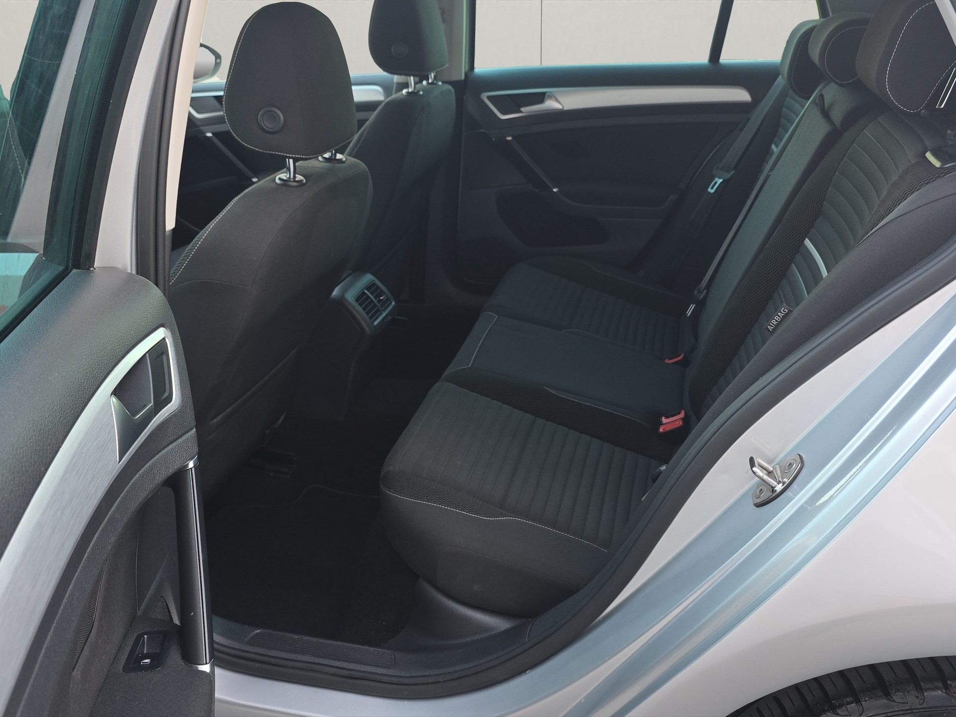 VW Golf 1.6 TDI Cup 4Motion-image-9