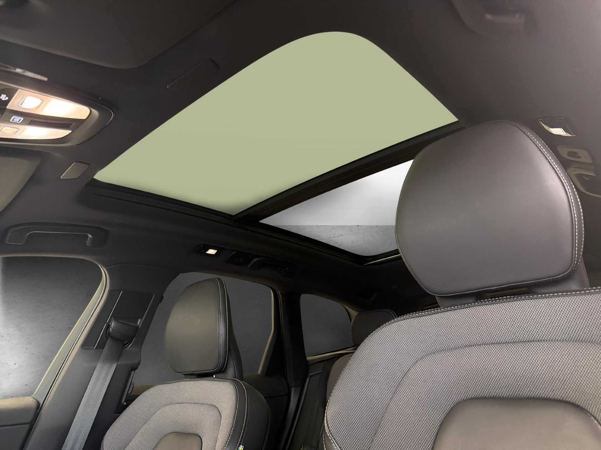 VOLVO XC60 2.0 B5 MH R-Design AWD-image-10