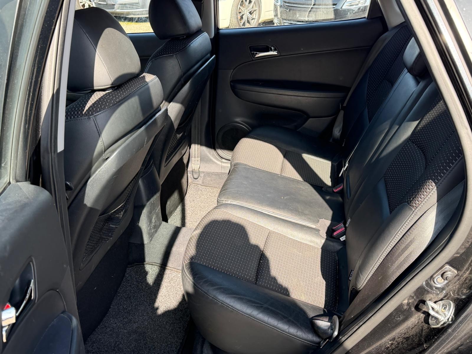 HYUNDAI i30 2.0 CRDi Premium-image-7