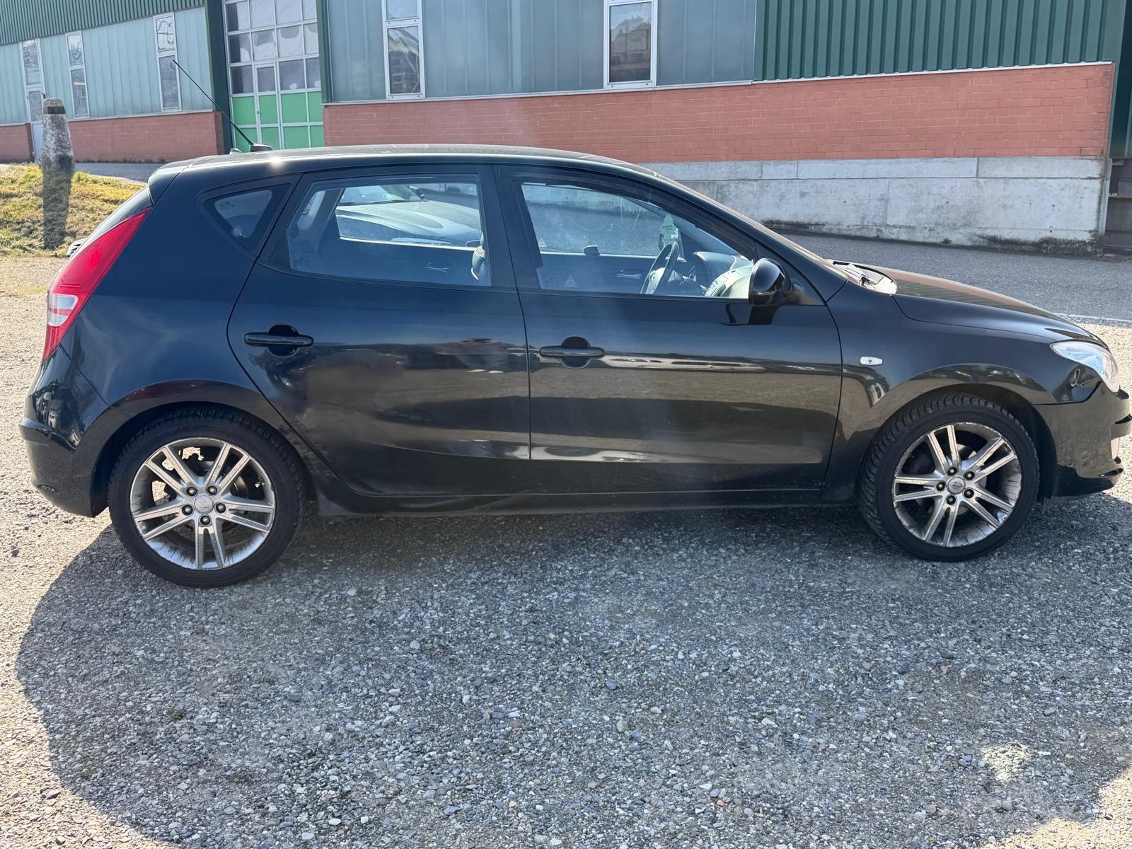HYUNDAI i30 2.0 CRDi Premium-image-8