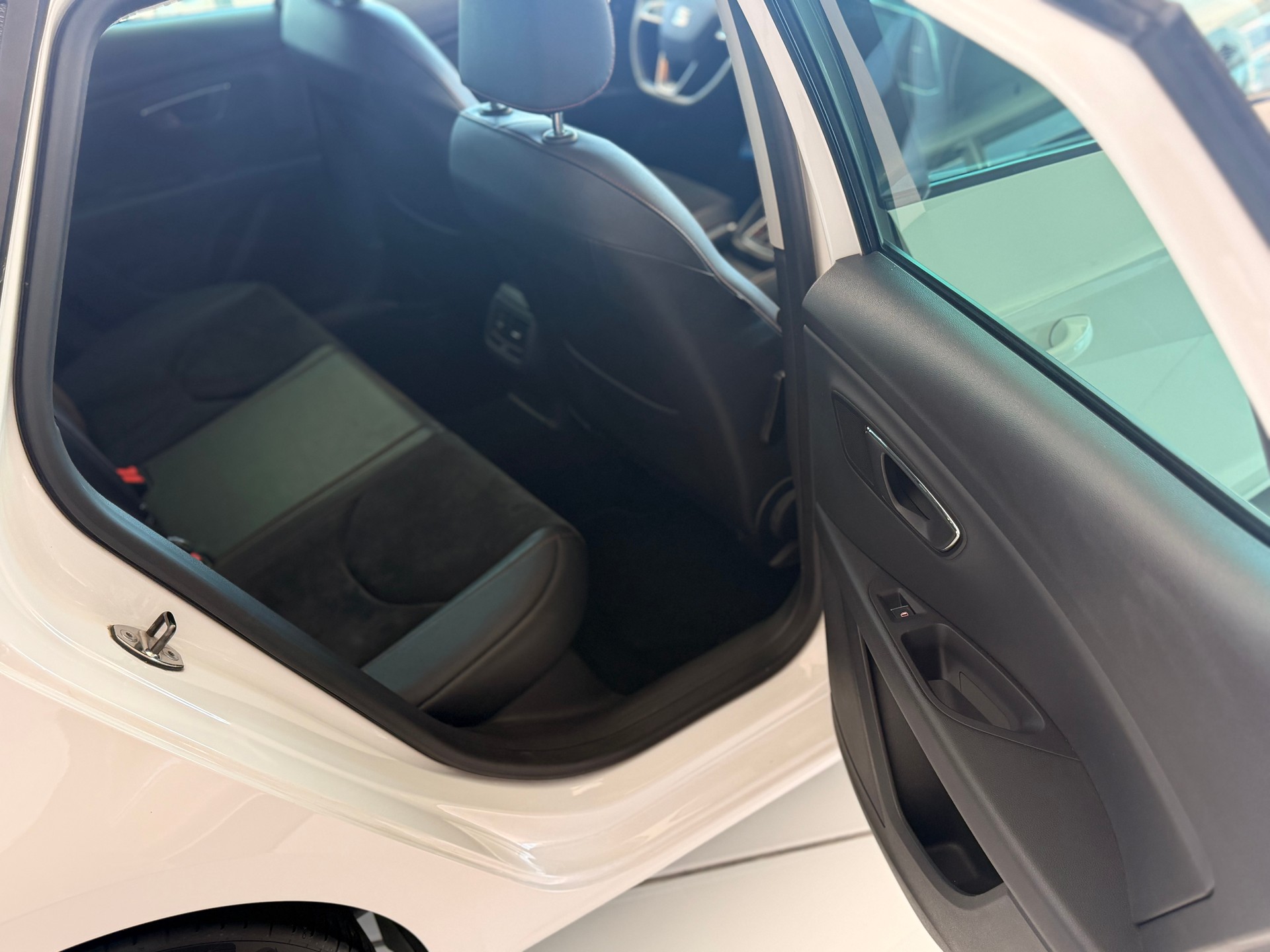 SEAT Leon 1.8 TSI FR DSG-image-16