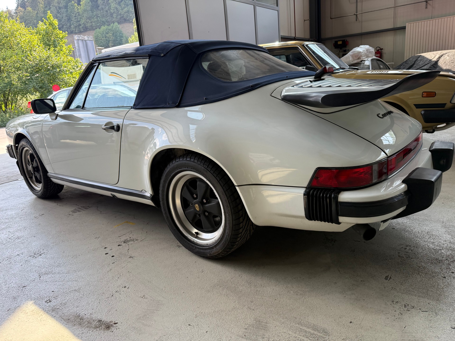 PORSCHE 911 Carrera Cabrio-showroom-element-1