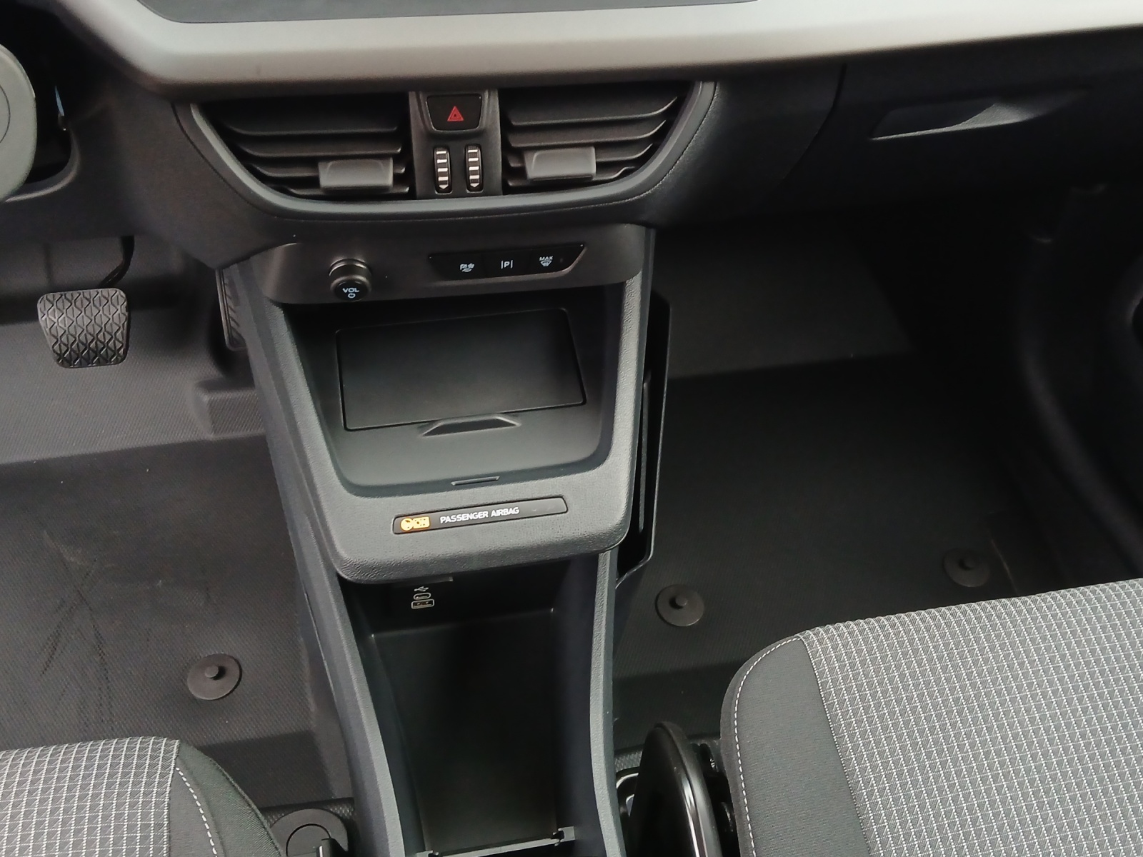 FORD E-Transit Courier Van Trend-image-10