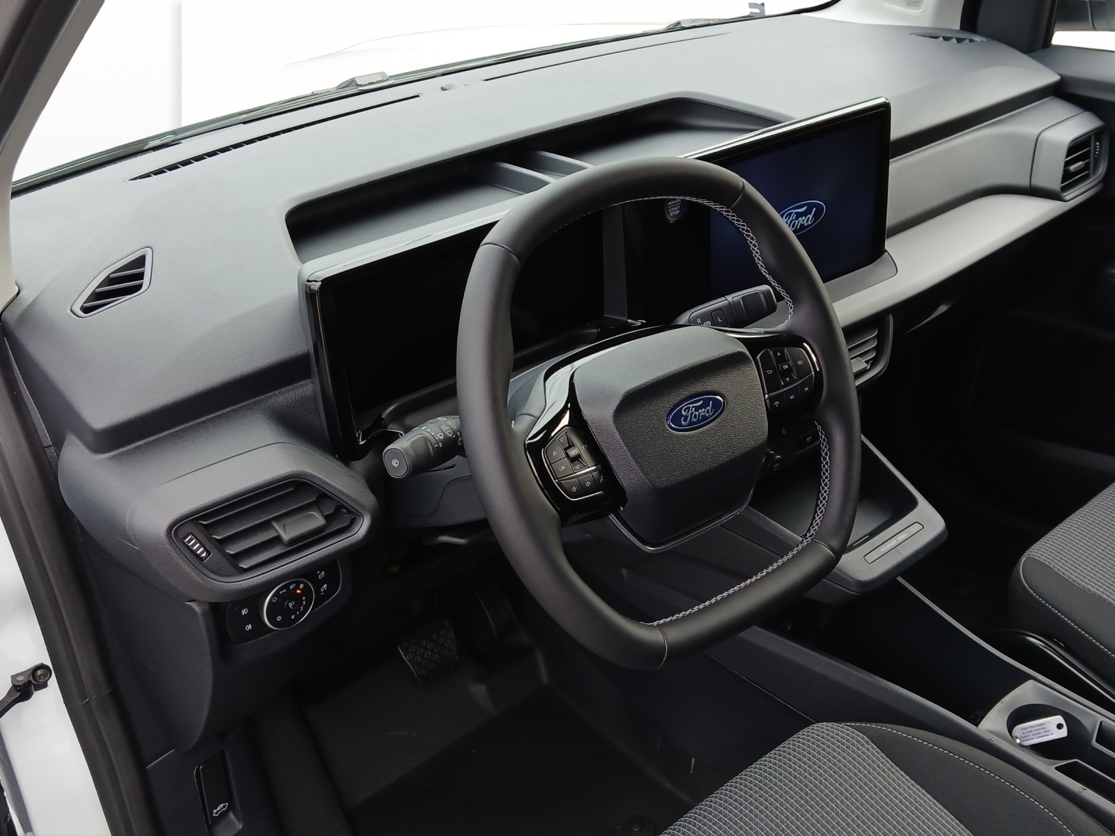 FORD E-Transit Courier Van Trend-image-5