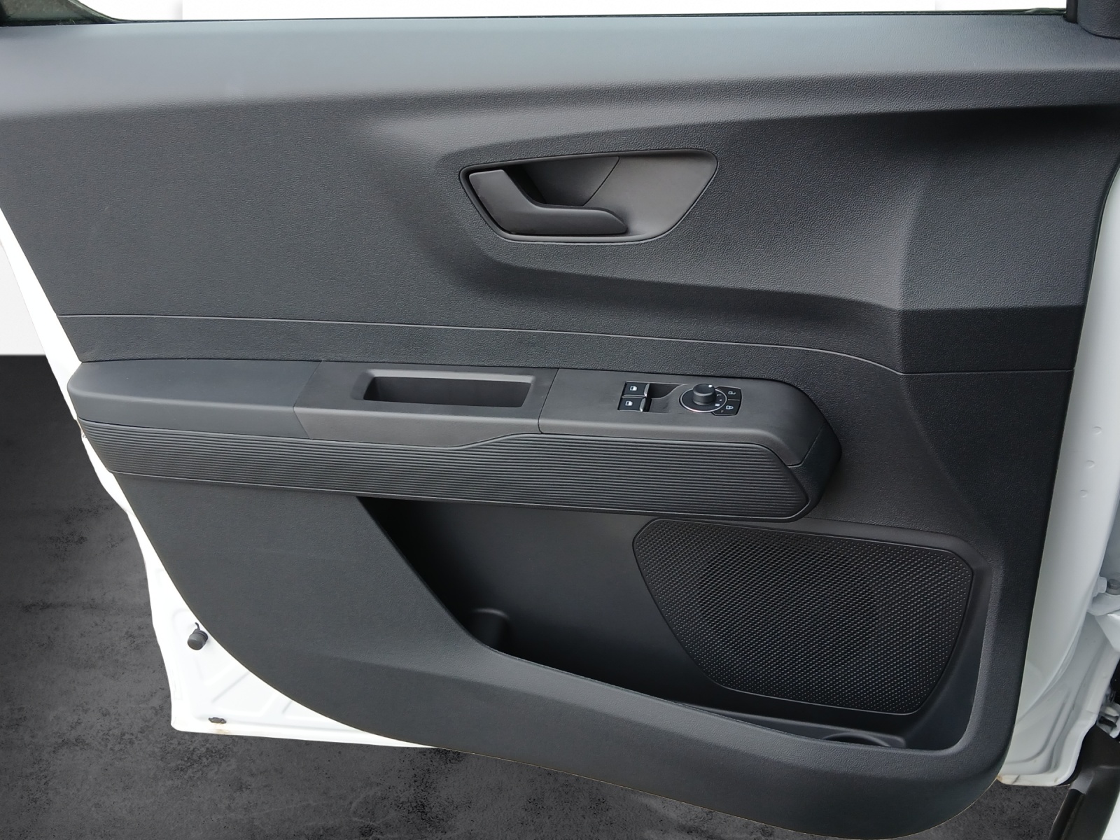 FORD E-Transit Courier Van Trend-image-12