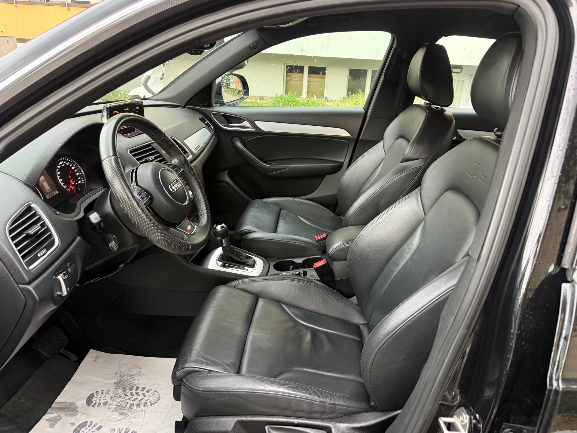 AUDI Q3 2.0 TFSI quattro S-tronic-image-5